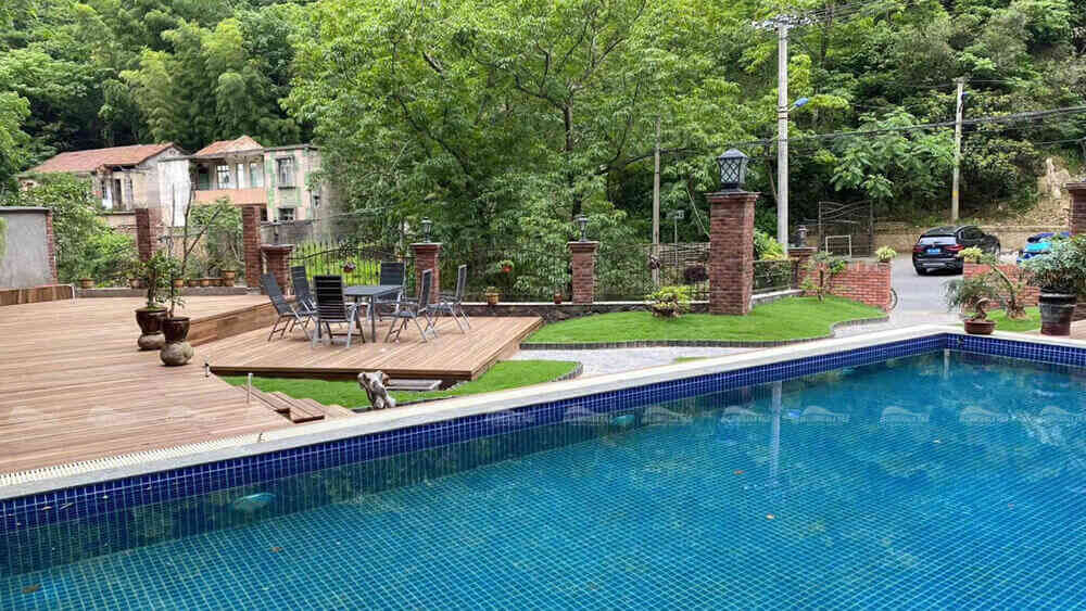 natural backyard pool decking design